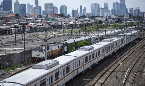 KRL melintas di kawasan Tanah Abang, Jakarta, Jumat (14/12/2018).