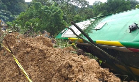 Jalur utama Kota Padang menuju Solok mulai bisa dilewati kendaraan setelah terputus sejak Kamis (13/12) malam. 