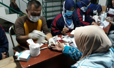 Ratusan warga Kelurahan Gedongpanjang Kecamatan Citamiang Kota Sukabumi menjalani survei darah jari (SDJ) Sabtu (15/12) malam. Langkah itu untuk mendeteksi penyebaran penyakit kaki gajah.