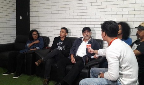 Iwan Fals lakukan sesi wawancara sebelum konser Nyanyian yang Tersimpan di Live Space SCBD, Jakarta, Ahad (16/12).