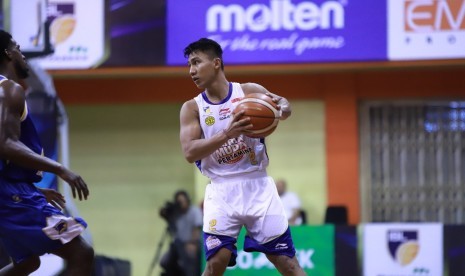 Aksi pemain Satria Muda Pertamina saat menghadap Prawira Bandung. Dalam laga IBL seri ketiga, yang digelar, Ahad (16/12) di GOR Merpati Denpasar Bali, SM Pertamina menang dengan skor 83-64.