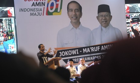 Calon presiden nomor urut 01 Joko Widodo (kiri) 