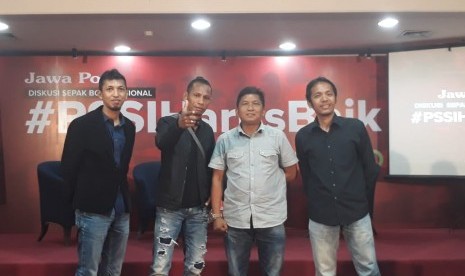 Legenda sepak bola nasional Rochy Putiray (kedua kiri), Manajer Madura FC Januar Herwanto (kedua kanan), dan perwakilan dari Save Our Soccer Akmal Marhali (kanan) saat menggelar diskusi sepak bola nasional bertema #PSSIHarusBaik di Graha Pena Surabaya, Senin (17/12).