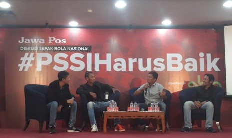 Legenda sepak bola nasional Rochy Putiray (kedua kiri), Manajer Madura FC Januar Herwanto (kedua kanan), dan perwakilan dari Save Our Soccer Akmal Marhali (kanan) saat menggelar diskusi sepak bola nasional bertema #PSSIHarusBaik di Graha Pena Surabaya, Senin (17/12).