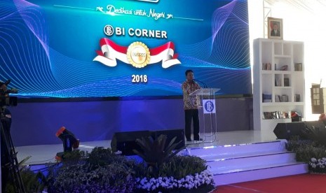 Deputi Gubenur Senior BI, Mirza Adityaswara dalam sambutannya di acara BI Corner Awards 2018 yang digelar di Museum Bank Indonesia, Jakarta, Senin (17/12). BI Corner sebagai bentuk dukungan nyata Bank Indonesia dalam peningkatan kualitas pendidikan masyarakat. BI Corner digagas sejak 2015 BI yang merupakan perpustakaan mini diberbagai sekolah atau lembaga. 