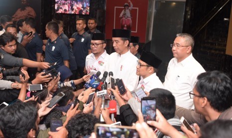  Menteri Desa, Pembangunan Daerah Tertinggal, dan Transmigrasi Eko Putro Sandjojo menghadiri kegiatan Haul KH Abdurrahman Wahid (Gus Dur) di Balai Sarbini, Jakarta, Senin (17/12/2018).