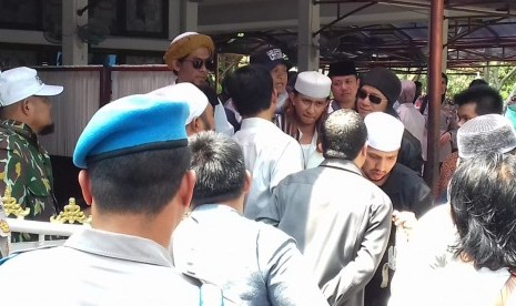 Habib Bahar bin Smith tiba di Mapolda Jabar dan langsung menuju masjid untuk melaksanakan shalat dzuhur.