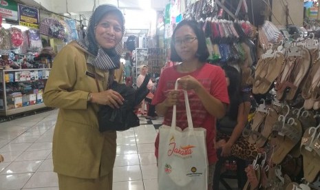 Operasi tukar kresek dengan kantong ramah lingkungan di Pasar Kramat Jati, Jakarta Timur.