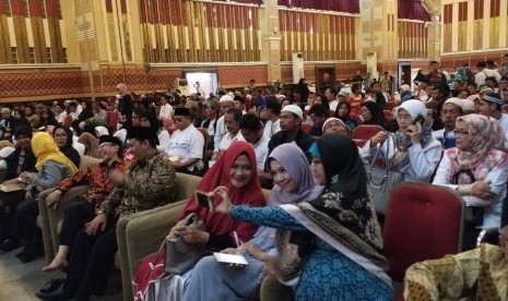 Kegiatan Disabilitas Mengaji dari Pusat Dakwah Islam (Pusdai) Jawa Barat di Bale Asri, Pusdai, Kota Bandung, Selasa (18/12). Kegiatan tersebut berhasil memecahkan rekor sebagai pengajian dengan jamaah disabilitas terbanyak dan khatam Alquran disabilitas tercepat oleh Original Rekor Indonesia Award. 