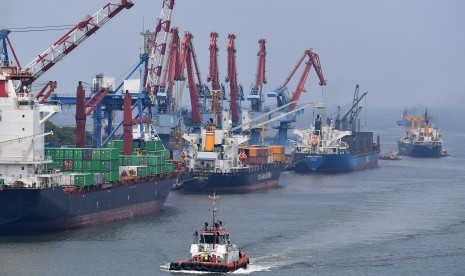 Kapal tunda melintas di antara kapal yang melakukan bongkar muat peti kemas di Pelabuhan Tanjung Priok, Jakarta Utara, Selasa (18/12). Anak usaha PT Pelabuhan Indonesia (Pelindo) II yakni PT Jasa Armada Indonesia (IPCM) Tbk mencatat kinerja positif sepanjang kuartal satu 2020. 