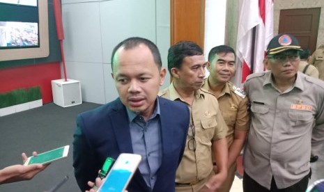 Wali Kota Bogor, Bima Arya, saat memberikan penjelasan terkait penanggulangan bencana puting beliung di sejumlah wilayah Kota Bogor, di Balai Kota Bogor, Selasa (18/12). 