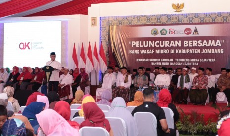 Presiden Joko Widodo bersama Otoritas Jasa Keuangan meresmikan Bank Wakaf Mikro di Kabupaten Jombang, Jawa Timur, Selasa, (18/12).