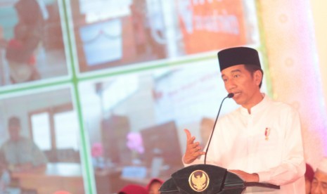 Presiden Joko Widodo bersama Otoritas Jasa Keuangan meresmikan Bank Wakaf Mikro di Kabupaten Jombang, Jawa Timur, Selasa, (18/12).