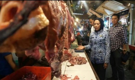 Dinas Perindustrian dan Perdagangan (Disperindag) Kabupaten Bandung mengungkapkan ketersediaan bahan pokok jelang hari raya Natal hingga Tahun Baru 2019 aman. Namun, saat ini terdapat beberapa harga komoditas bahan pokok yang mengalami kenaikan diantaranya daging ayam dan cabe tanjung. Satgas pangan saat sidak ke pasar soreang, Rabu (19/12).