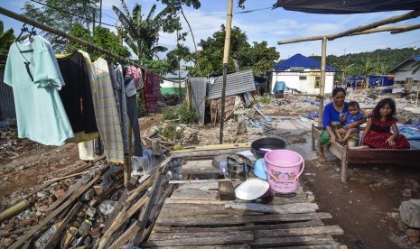 Sejumlah korban gempa berada di hunian sementara di Desa Kekait, Lombok Barat, NTB, Rabu (19/12/2018). 