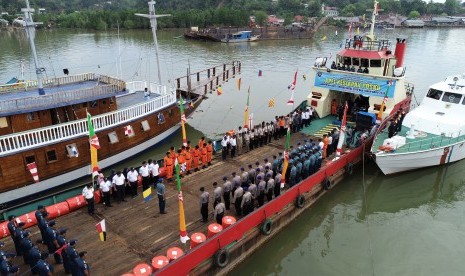 Foto udara apel kesiapan Posko Angkutan Laut Terpadu Natal dan Tahun Baru 2019 di atas kapal landing craft tank atau LCT Meranti 7.02 di Pelabuhan Rakyat Kendari, Kendari, Sulawesi Tenggara.