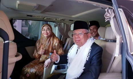 Calon Wakil Presiden nomor urut 01, KH Ma'ruf Amin saat akan  berangkat silaturrahim ke Sukabumi di kediamannya, Jalan Situbondo, Jakarta  Pusat, Rabu (19/12) pagi. Kiai Ma'ruf didampingi istrinya, Wury Estu  Handayani. 