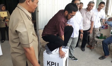 KPU Banyumas menunjukkan berbagai properti pemilu 2019 yang sudah diterima  dan tersimpan di gudang KPU Banyumas, Rabu (19/12). Dalam kesempatan itu,  juga sempat dilakukan uji kekuatan kotak suara dengan cara diduduki.