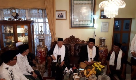 Pengasuh Pondok Pesantren Al Masthuriyah, KH. Abdul Aziz  Masthuro (kanan) saat menyambut kunjungan silaturrahim Calon Wakil Presiden  nomor urut 01, KH Ma'ruf Amin (kiri) di kediamannya, Cibolang Kaler,  Cisaat, Sukabumi, Rabu (19/12).