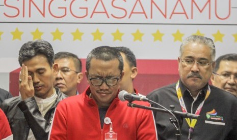 Menteri Pemuda dan Olahraga (Menpora) Imam Nahrawi (tengah) memberikan keterangan kepada media tentang OTT yang dilakukan oleh KPK terkait dana hibah Kemenpora ke KONI, di gedung Kemenpora, Jakarta, Rabu (19/12/2018). 