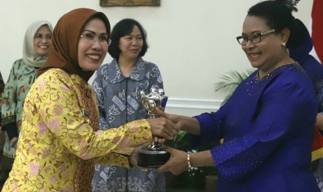 Bupati Serang, Ratu Tatu Chasanah menerima Anugerah Parahita Ekapraya yang diserahkan oleh Menteri Pemberdayaan Perempuan dan Perlindungan Anak, Yohana Susana Yambise di Istana Wapres, Rabu (19/12).