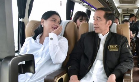 Presiden Joko Widodo dan Iriana Jokowi menjajal Jalan Tol Trans Jawa, Kamis (20/12) pagi. 