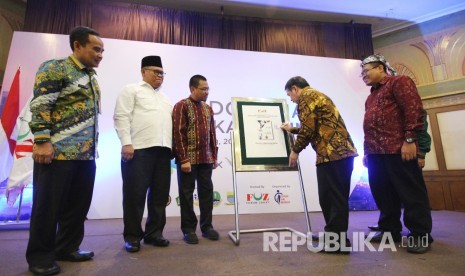 Direktur Pemberdayaan Zakat dan Wakaf Kementerian Agama RI Muhammad Fuad Nasar  menandatangani mockup pada Peluncuran Buku Saku Prosedur Pengajuan Laegalitas Laz pada acara Indonesia Zakat Summit yang digelar Forum Zakat, di Hotel Horison, Kota Bandung, Kamis (20/12). 