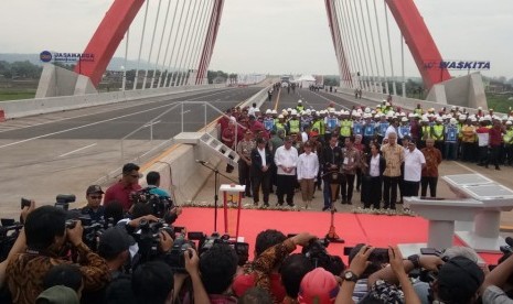 Presiden Joko Widodo bersama jajaran kementerian terkait meresmikan tiga ruas jalan tol di Provinsi Jawa Tengah, Kamis (20/12). Ketiga ruas tol tersebut yakni Jalan Tol Pemalang-Batang, Batang-Semarang dan Salatiga-Kartasura.  