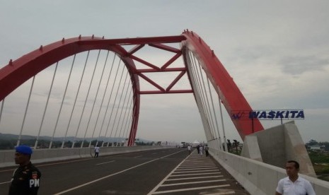 Presiden Joko Widodo bersama jajaran kementerian terkait meresmikan tiga ruas jalan tol di Provinsi Jawa Tengah, Kamis (20/12). Ketiga ruas tol tersebut yakni Jalan Tol Pemalang-Batang, Batang-Semarang dan Salatiga-Kartasura.  