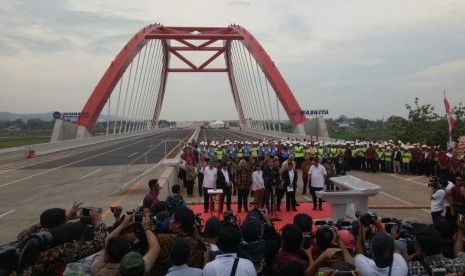 Presiden Joko Widodo bersama jajaran kementerian terkait meresmikan tiga ruas jalan tol di Provinsi Jawa Tengah, Kamis (20/12). Ketiga ruas tol tersebut yakni Jalan Tol Pemalang-Batang, Batang-Semarang dan Salatiga-Kartasura.  