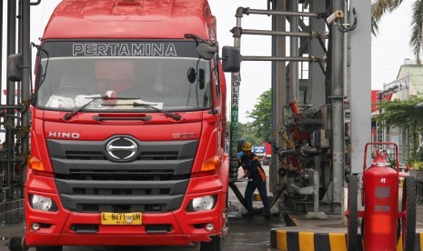 Petugas mengisi bahan bakar minyak (BBM) ke truk tangki di Terminal Bahan Bakar Minyak (TBBM) Tanjung Perak, Surabaya, Jawa Timur.