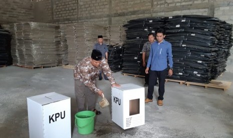 KPU Kabupaten Purwakarta bersama Bawaslu setempat, menggelar simulasi uji coba ketahanan kotak suara berbahan duplex (kardus), di gudang logistik Jl Kopi, Desa Ciwareng, Kecamatan Babakan Cikao, Kamis (20/12)