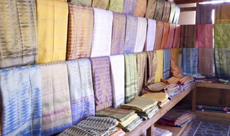 Misnawati bantu pasarkan songket dan tenun ratusan pengrajin prasejahtera di Desa Sukarara, Kecamatan Jonggat, Kabupaten Lombok Tengah, Provinsi Nusa Tenggara Barat (NTB).