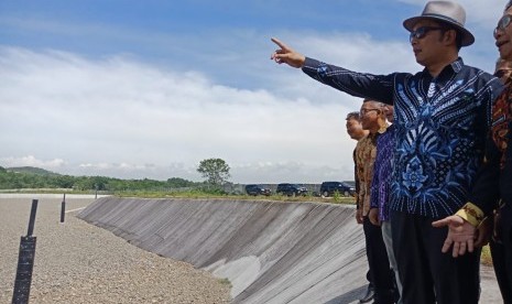 Gubernur Jawa Barat, Ridwal Kamil, saat melakukan peninjauan tempat pengelolaan dan pemerosesan akhir sampah  (TPPAS) Nambo, di Kampung Curug Dengdeng, Desa Lulut, Kecamatan Klapanunggal, Kabupaten Bogor. 