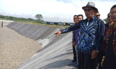 Gubernur Jawa Barat, Ridwal Kamil, saat melakukan peninjauan gound breaking tempat pengelolaan dan pemerosesan akhir sampah  (TPPAS) Nambo, di Kampung Curug Dengdeng, Desa Lulut, Kecamatan Klapanunggal, Kabupaten Bogor, Jumat (21/12). 