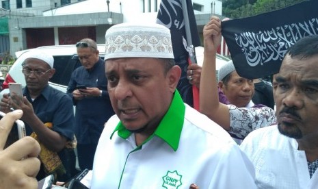 Ketua GNPF Ulama, Yusuf Martak saat memberikan keterangan di depan gedung Kedutaan Besar Republik Rakyat Cina (RRC), Jakarta Selatan, Jumat (21/12). 