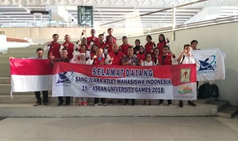 Para atlet mahasiswa tiba di Tanah Air usai mengikuti ajang ASEAN University Games (UAG) ke-19 di Naypyidaw Myanmar. Tim UAG berhasil membawa pulang 44 emas, 39 perak dan 30 perunggu dan menempati peringkat kedua.