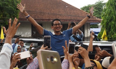 Calon Wakil Presiden nomor urut 02 Sandiaga Salahudin Uno menyapa pendukungnya di Ponorogo, Jawa Timur, Jumat (21/12/2018).