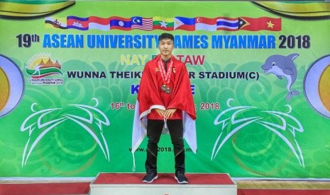 Mahasiswa Fakultas Ilmu Keolahragaan (FIK) Universitas Negeri Malang (UM) mengharumkan Indonesia di kejuaraan Karate Kelas Kumite -55 KG Putra dan Kumite Beregu Putra pada 19th ASEAN University Games (AUG ke-19) di Myanmar.