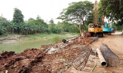 Proyek pembangunan tanggul Kali Bekasi di kawasan perumahan Kemang Pratama, Kota Bekasi, Jumat (21/12). 