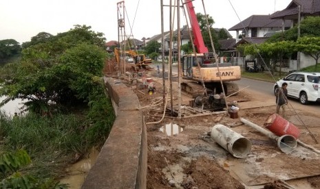 Proyek pembangunan tanggul Kali Bekasi di kawasan perumahan Kemang Pratama, Kota Bekasi, Jumat (21/12). 