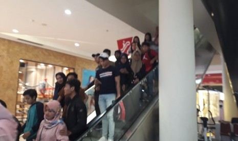 Pengunjung Lombok Epicentrum Mall berhamburan keluar karena gempa berkekuatan magnitudo 5,0 yang terjadi pada Jumat (21/12) sekira pukul 18.43 WITA.