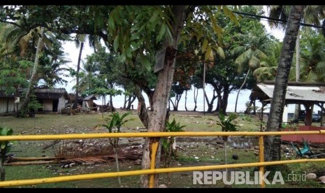 Salah satu pantai di Anyer, Banten, porak poranda Ahad (23/12). Tampak ban berenang terseret ratusan meter dari bibir pantai.