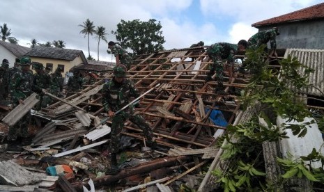 Sebanyak 77 Prajurit Yonif 320 Badak Putih Kodam III Siliwangi membuka akses jalan menuju Kecamata. Sumur, Kabupaten Pandeglang yang terisolir pascatsunami.