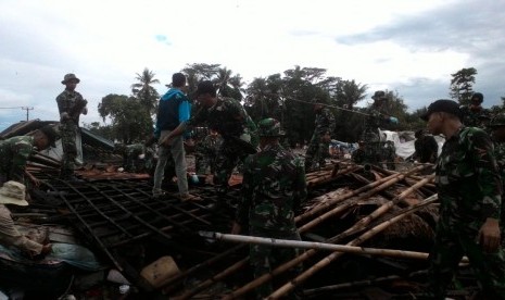 Sebanyak 77 Prajurit Yonif 320 Badak Putih Kodam III Siliwangi membuka akses jalan menuju Kecamata. Sumur, Kabupaten Pandeglang yang terisolir pascatsunami.