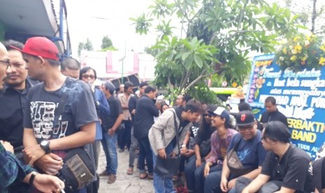 Ribuan orang takziah Bassist Band Seventeen Muhammad Awal Purbani atau Bani (36 tahun) di.kediaman orangtuanya Fajar Wibowo dan Marjinah, di Gamping Tengah RT.04/RW 14 Ambarketawang Senn (24/12). 