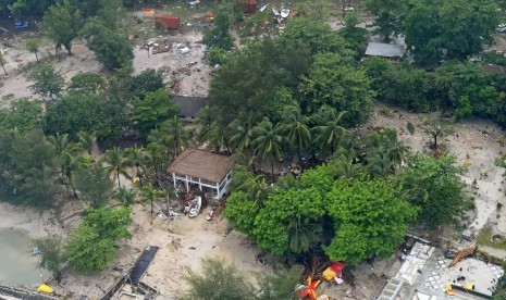 Foto udara kerusakan akibat tsunami Selat Sunda di wilayah pesisir Pandeglang, Banten, Minggu (23/12/2018).