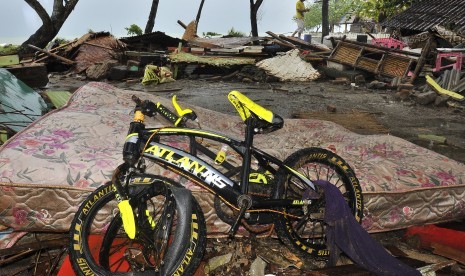 Warga menyelamatkan barang-barang miliknya dari reruntuhan rumah yang roboh dihantam tsunami di Kampung Pasawahan, Carita, Pandeglang, Banten, Senin (24/12/2018). 