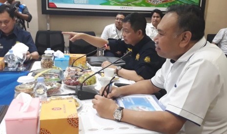 Menteri Energi dan Sumber Daya Mineral Ignasius Jonan menjalankan kunjungan kerja di TBBM Group Surabaya dan Transmisi UIT JBTB & UP2B Jatim, Senin (24/12).