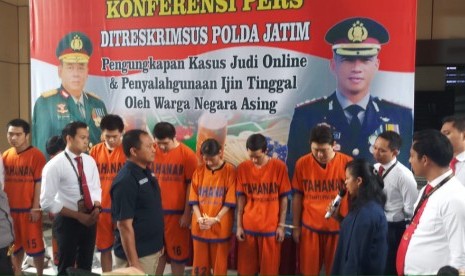 Ditreskrimsus Polda Jawa Timur menangkap tujuh warga negara (WN) Tiongkok pelaku judi online di Surabaya